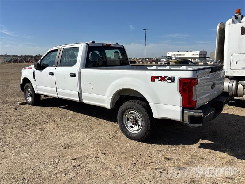 Ford F-350 4x4 Crew Cab Pickup (Inoperable) Ostalo
