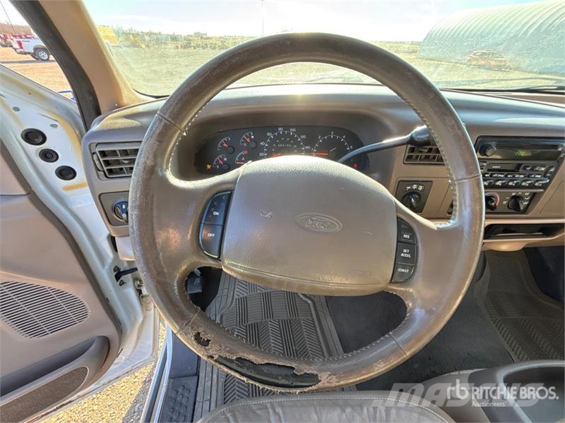 Ford F-350 4x4 Crew Cab Pickup أخرى