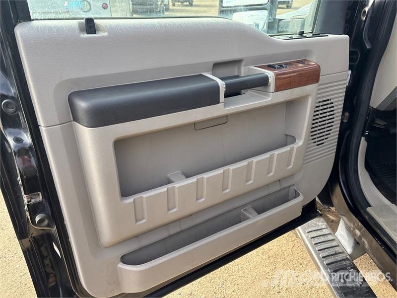 Ford F-350 Cabela's Edition 4x4 Crew Cab Pickup Andre varebiler