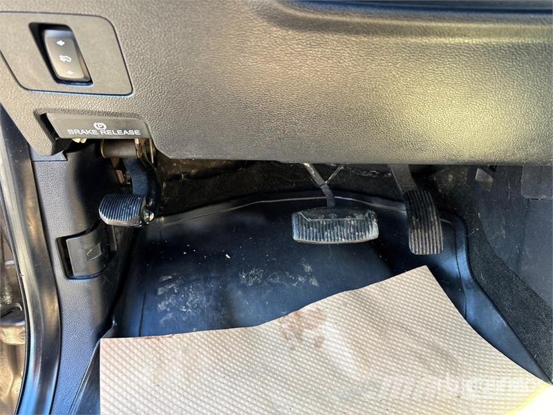 Ford F-350 Lariat 4x4 Crew Cab Pickup Diger