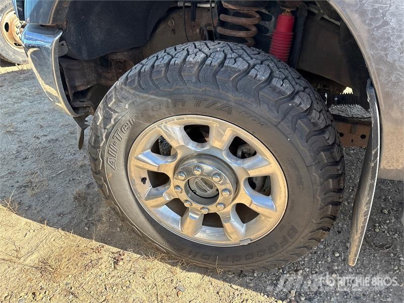 Ford F-350 Lariat 4x4 Crew Cab Pickup (Inoperable) Прочие фургоны
