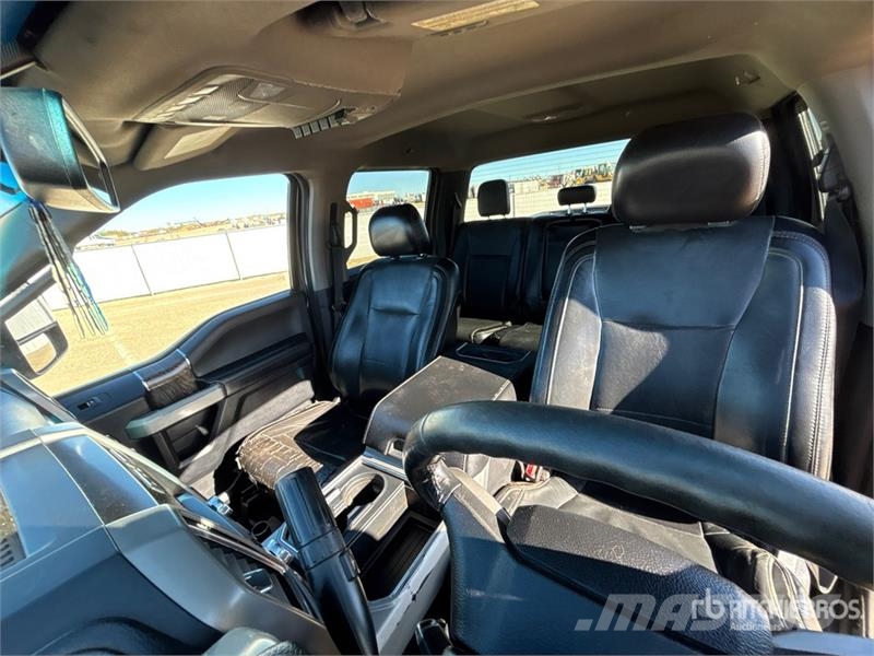 Ford F-350 Lariat 4x4 Crew Cab Pickup Diger