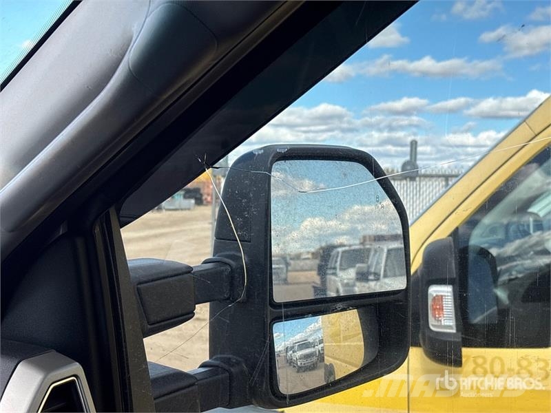 Ford F-350 Lariat 4x4 Crew Cab Pickup Muu