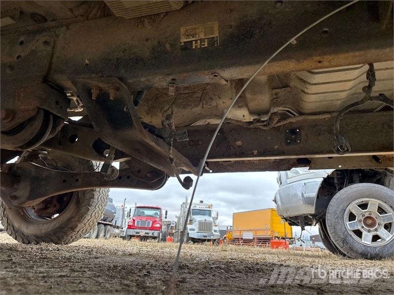 Ford F-350 Lariat 4x4 Crew Cab Pickup (Inoperable) Прочие фургоны