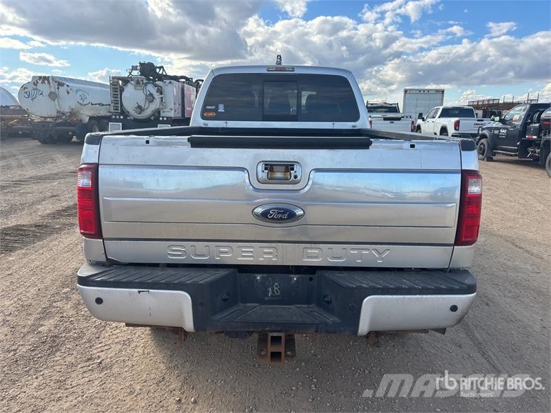 Ford F-350 Lariat 4x4 Crew Cab Pickup Ostalo