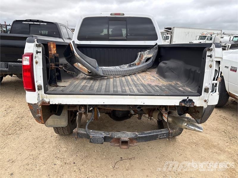 Ford F-350 Lariat 4x4 Crew Cab Pickup (Inoperable) Прочие фургоны