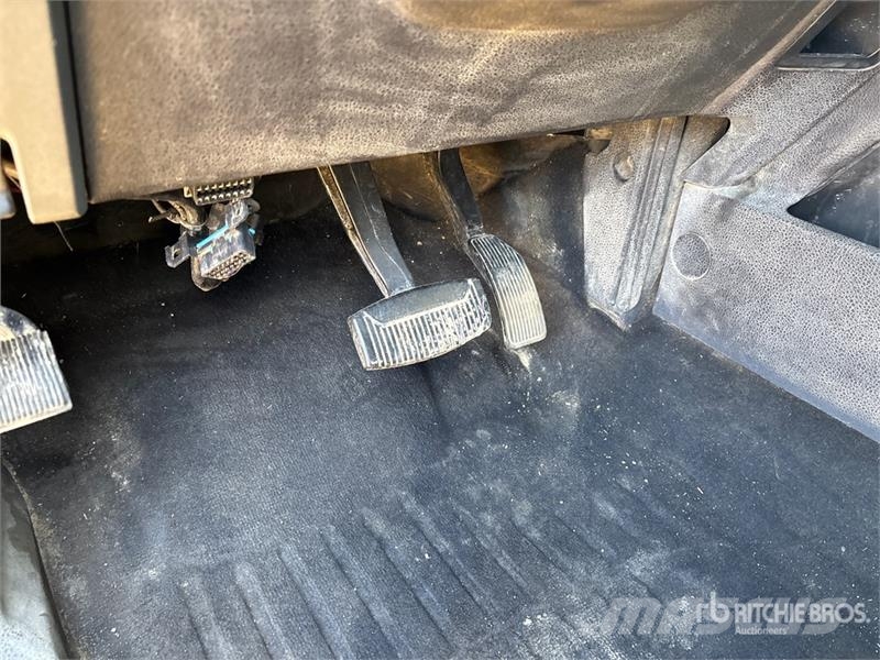 Ford F-350 Lariat 4x4 Crew Cab Pickup (Inoperable) Прочие фургоны