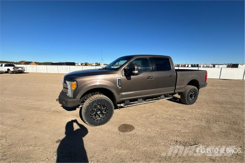 Ford F-350 Lariat 4x4 Crew Cab Pickup Diger