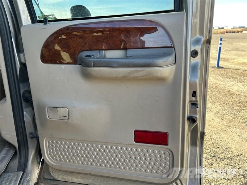 Ford F-350 Lariat 4x4 Crew Cab Pickup Muu