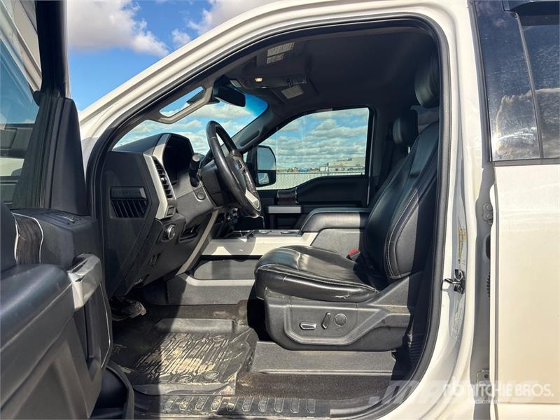 Ford F-350 Lariat 4x4 Crew Cab Pickup Muu