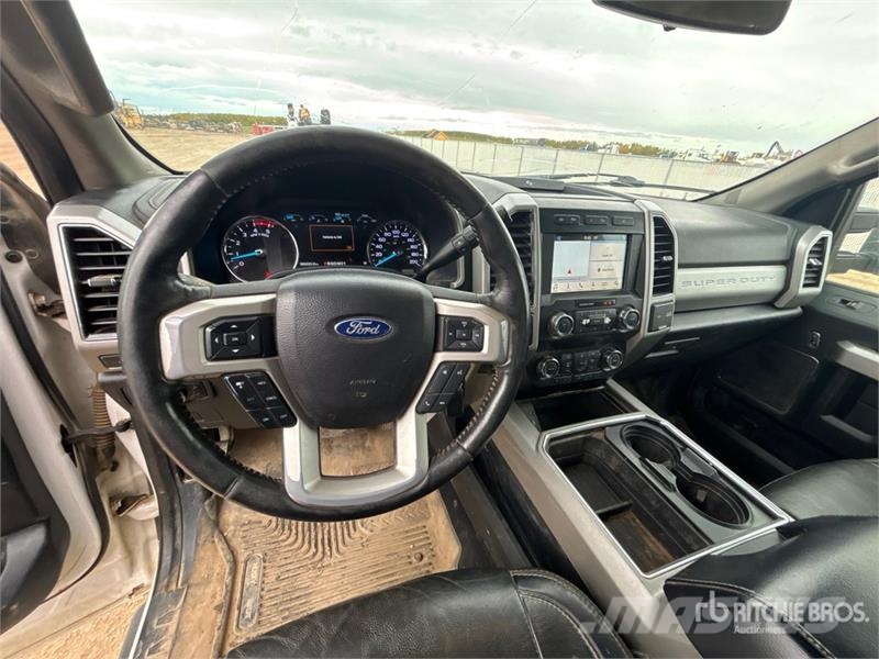 Ford F-350 Lariat 4x4 Crew Cab Pickup Andre