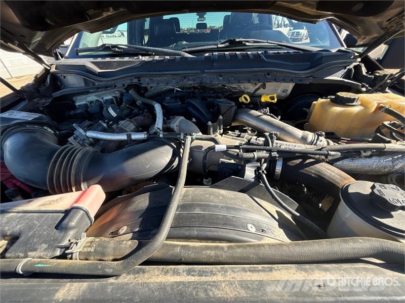 Ford F-350 Lariat 4x4 Crew Cab Pickup Diger