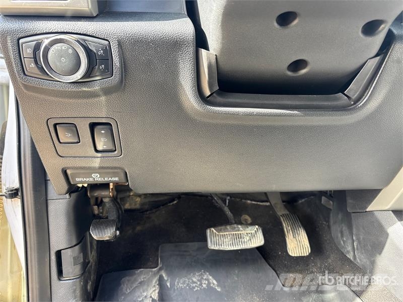 Ford F-350 Lariat 4x4 Crew Cab Pickup Muu