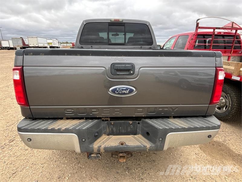 Ford F-350 Lariat 4x4 Crew Cab Pickup Ostalo