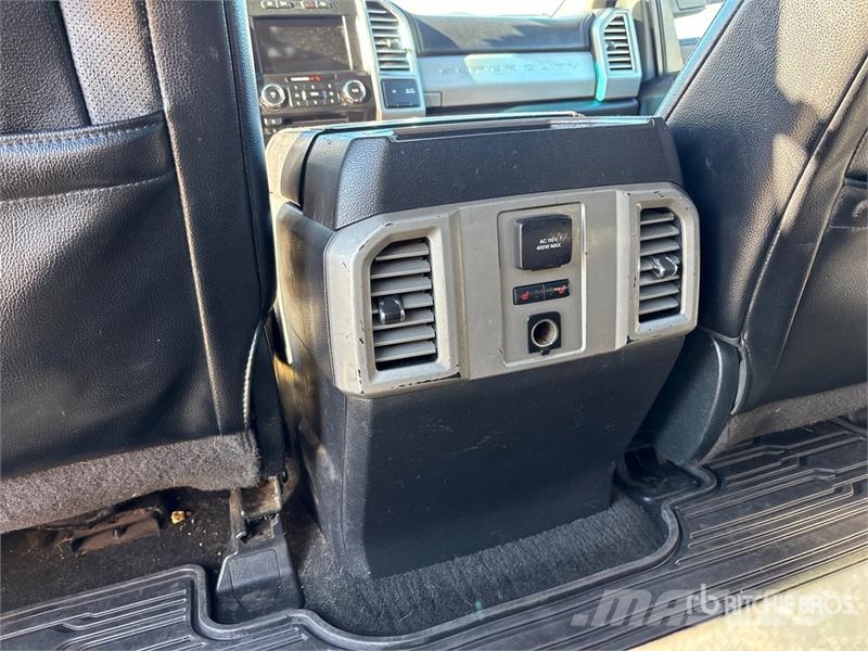 Ford F-350 Lariat 4x4 Crew Cab Pickup Diger