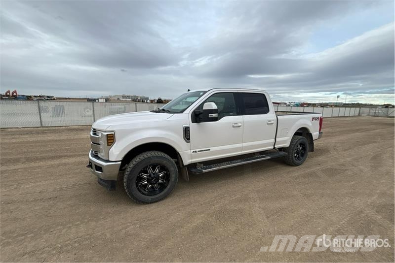 Ford F-350 Lariat 4x4 Crew Cab Pickup Andre