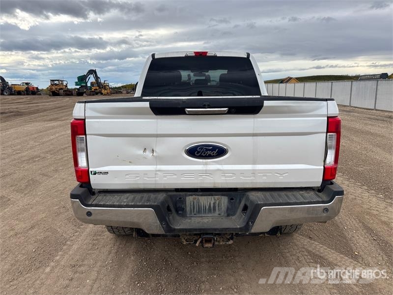 Ford F-350 Lariat 4x4 Crew Cab Pickup Andre