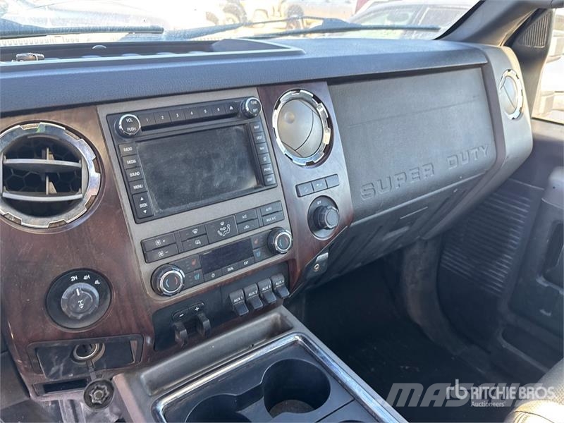 Ford F-350 Lariat 4x4 Crew Cab Pickup (Inoperable) Прочие фургоны