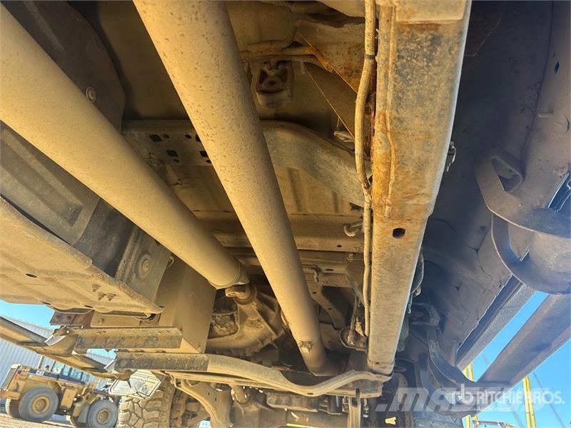 Ford F-350 Lariat 4x4 Crew Cab Pickup Diger