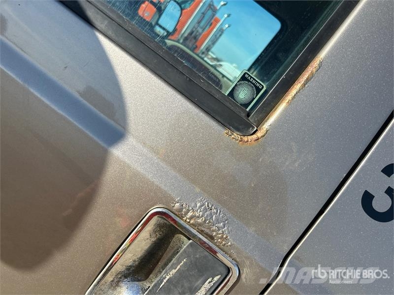 Ford F-350 Lariat 4x4 Crew Cab Pickup Muu