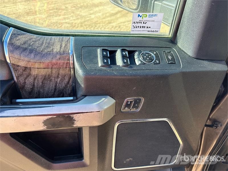 Ford F-350 Lariat 4x4 Crew Cab Pickup Diger