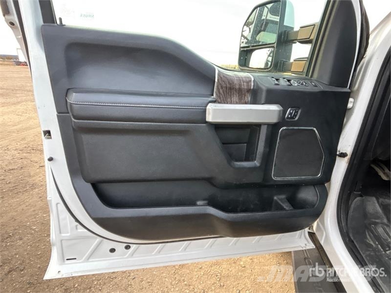 Ford F-350 Lariat 4x4 Crew Cab Pickup Ostalo