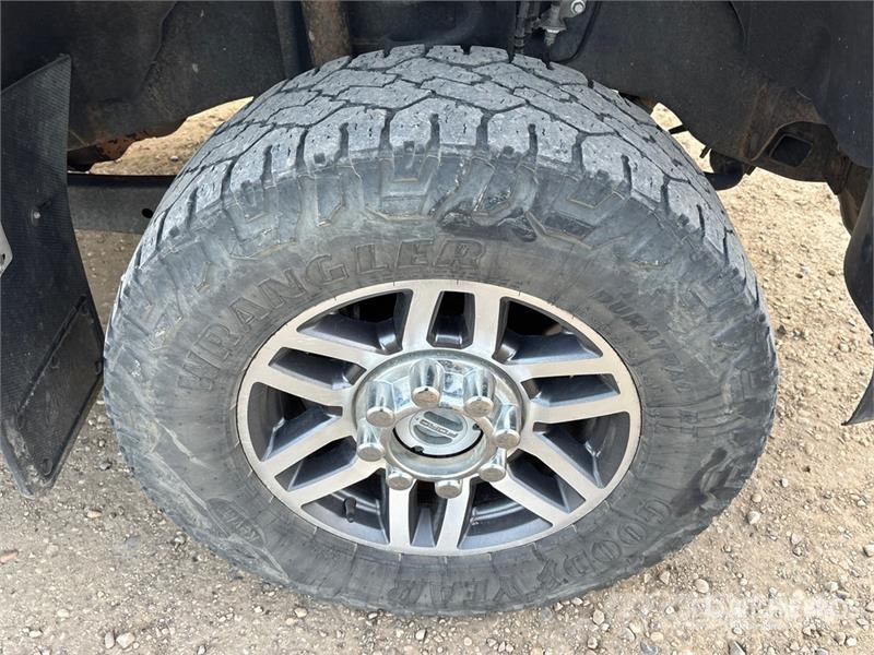 Ford F-350 Lariat 4x4 Crew Cab Pickup Ostalo