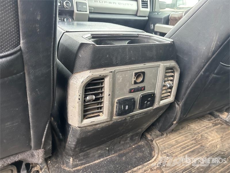 Ford F-350 Lariat 4x4 Crew Cab Pickup Andre