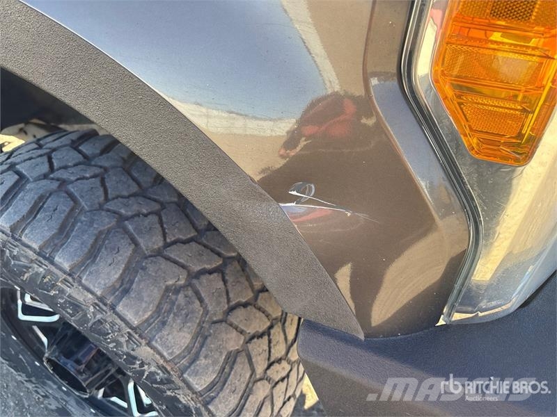 Ford F-350 Lariat 4x4 Crew Cab Pickup Diger