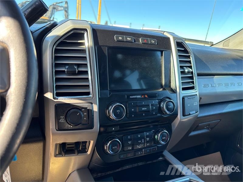 Ford F-350 Lariat 4x4 Crew Cab Pickup Diger