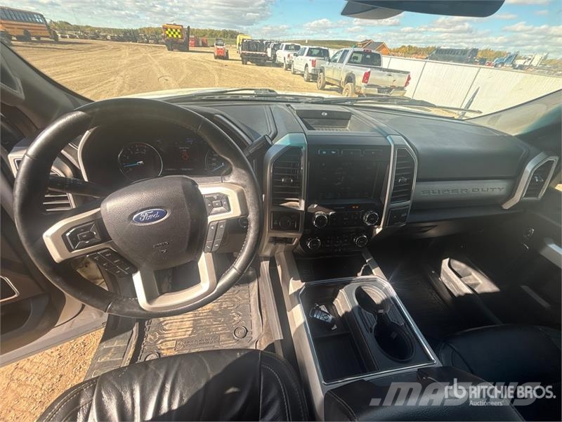 Ford F-350 Lariat 4x4 Crew Cab Pickup Muu