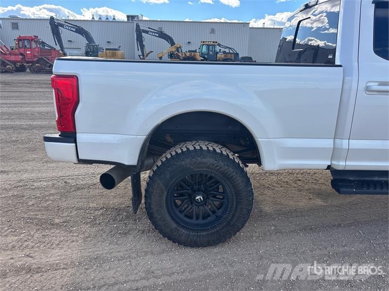 Ford F-350 Lariat 4x4 Crew Cab Pickup Muu