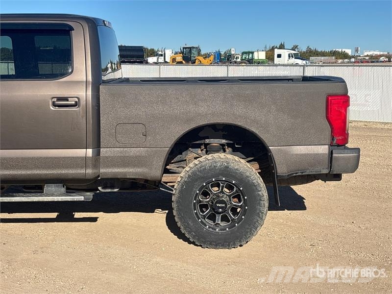 Ford F-350 Lariat 4x4 Crew Cab Pickup Diger