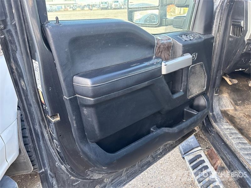 Ford F-350 Lariat 4x4 Crew Cab Pickup Ostalo