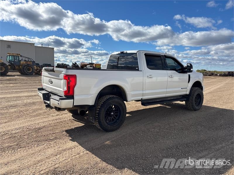 Ford F-350 Lariat 4x4 Crew Cab Pickup Muu