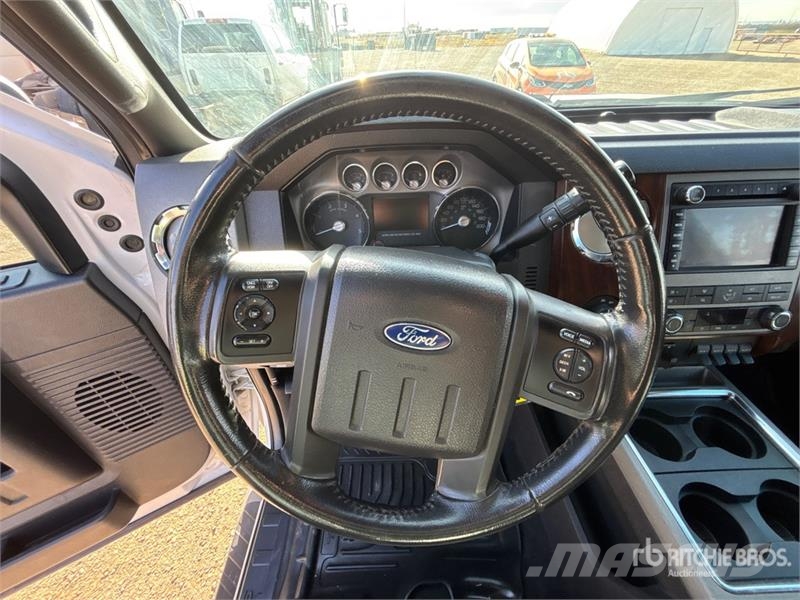 Ford F-350 Lariat 4x4 Crew Cab Pickup Autre fourgon / utilitaire