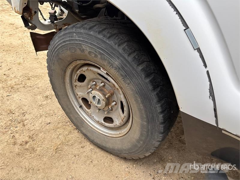 Ford F-350 Lariat 4x4 Crew Cab Pickup (Inoperable) Прочие фургоны