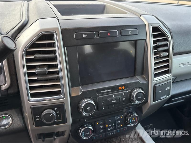 Ford F-350 Lariat 4x4 Crew Cab Pickup Ostalo