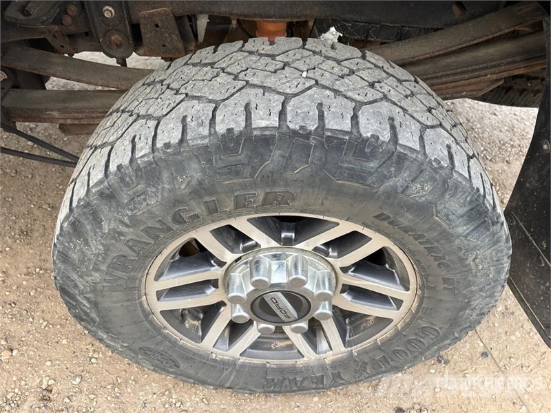 Ford F-350 Lariat 4x4 Crew Cab Pickup Ostalo