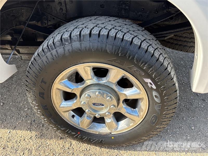 Ford F-350 Lariat 4x4 Crew Cab Pickup Autre fourgon / utilitaire
