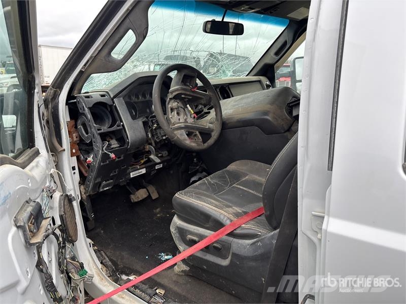 Ford F-350 Lariat 4x4 Crew Cab Pickup (Inoperable) Прочие фургоны
