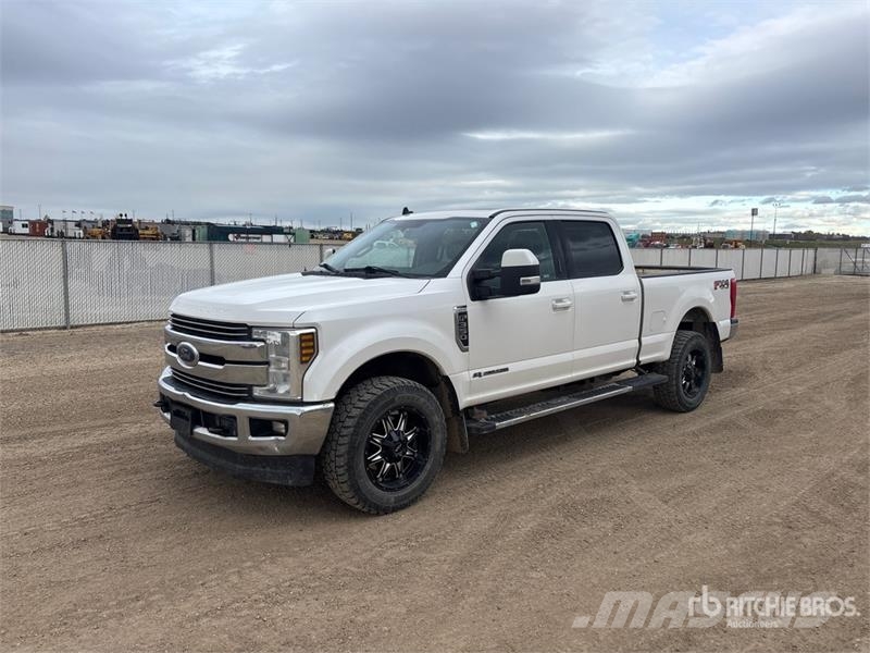 Ford F-350 Lariat 4x4 Crew Cab Pickup Andre