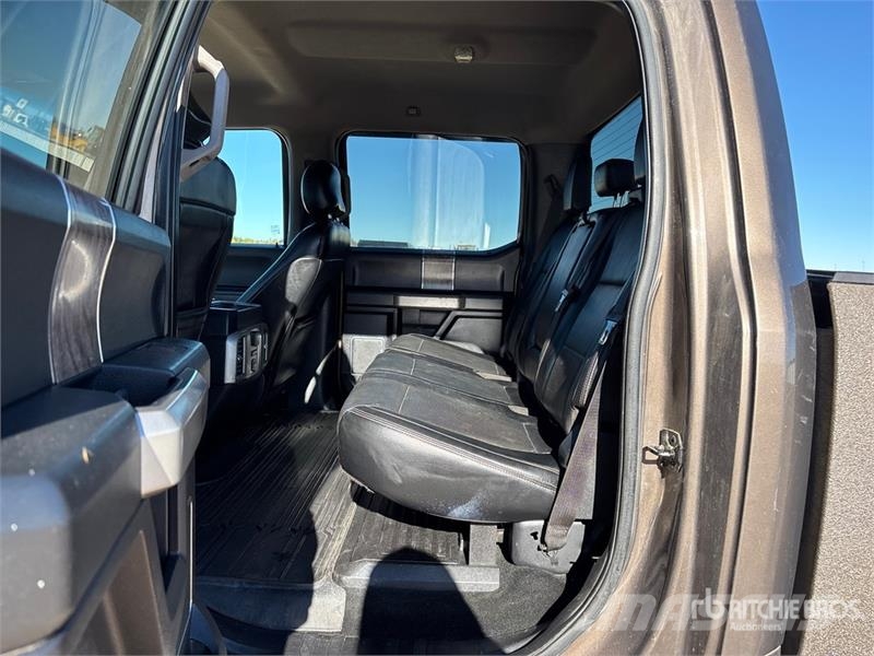 Ford F-350 Lariat 4x4 Crew Cab Pickup Diger