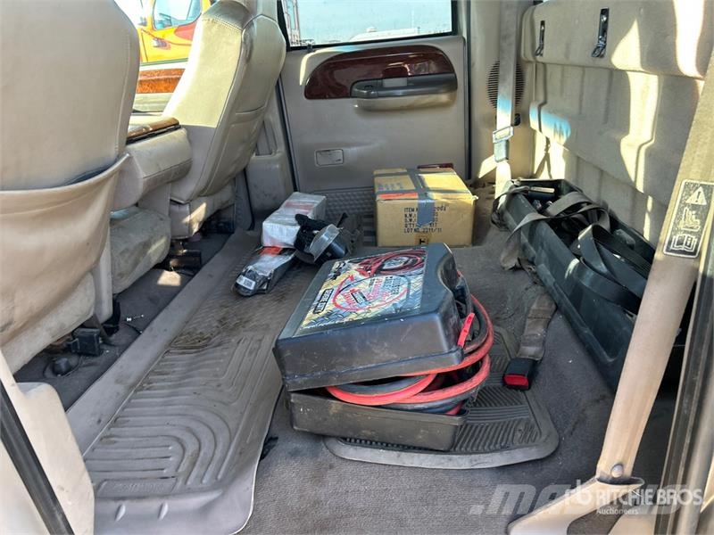 Ford F-350 Lariat 4x4 Crew Cab Pickup Muu
