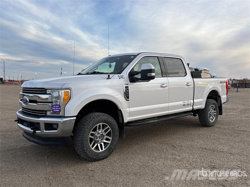 Ford F-350 Lariat 4x4 Crew Cab Pickup Ostalo