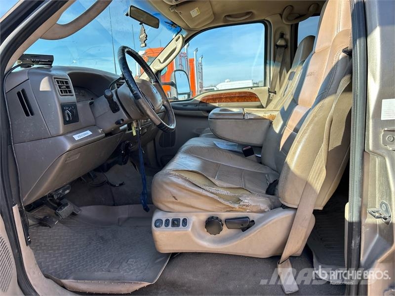 Ford F-350 Lariat 4x4 Crew Cab Pickup Muu