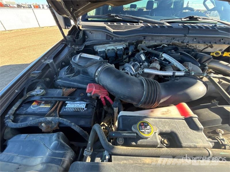 Ford F-350 Lariat 4x4 Crew Cab Pickup Diger