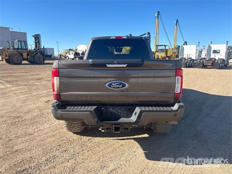 Ford F-350 Lariat 4x4 Crew Cab Pickup Diger