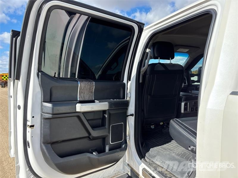 Ford F-350 Lariat 4x4 Crew Cab Pickup Muu