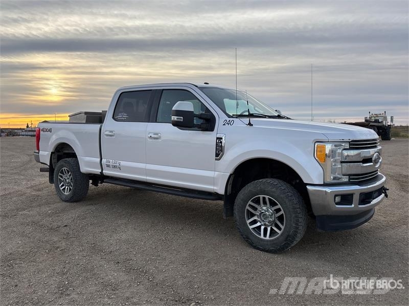 Ford F-350 Lariat 4x4 Crew Cab Pickup Ostalo